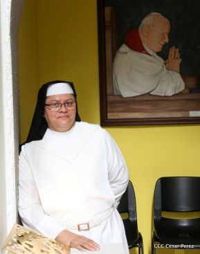 Fieles católicos le cantan a la Sangre de Cristo