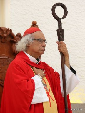 Fieles católicos le cantan a la Sangre de Cristo