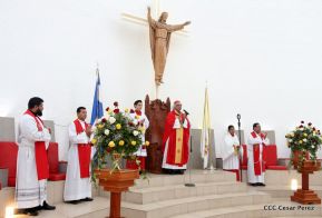 Fieles católicos le cantan a la Sangre de Cristo