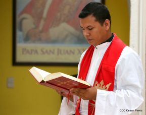 Fieles católicos le cantan a la Sangre de Cristo