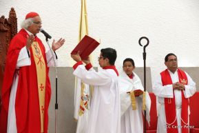 Fieles católicos le cantan a la Sangre de Cristo