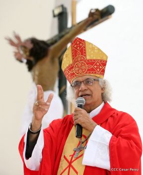 Fieles católicos le cantan a la Sangre de Cristo