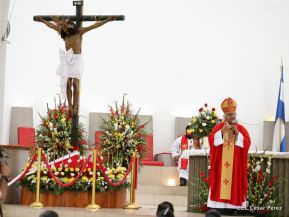 Fieles católicos le cantan a la Sangre de Cristo