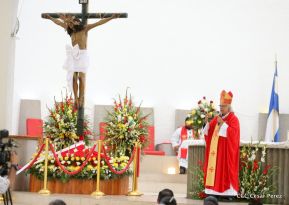 Fieles católicos le cantan a la Sangre de Cristo