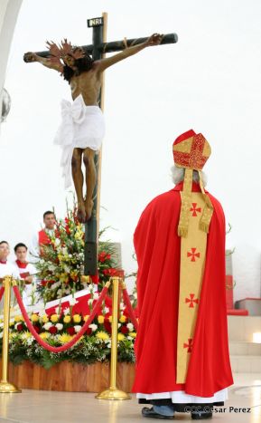 Fieles católicos le cantan a la Sangre de Cristo