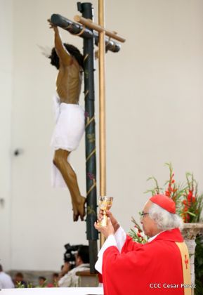 Fieles católicos le cantan a la Sangre de Cristo
