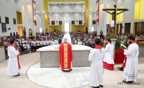 Fieles católicos le cantan a la Sangre de Cristo