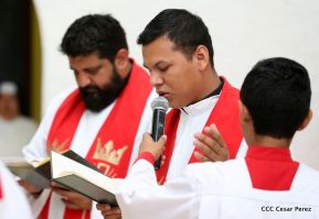 Fieles católicos le cantan a la Sangre de Cristo