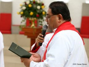 Fieles católicos le cantan a la Sangre de Cristo