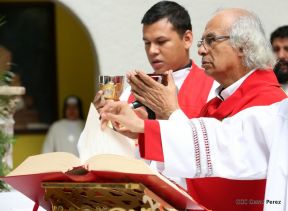 Fieles católicos le cantan a la Sangre de Cristo