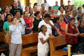 Fieles católicos le cantan a la Sangre de Cristo