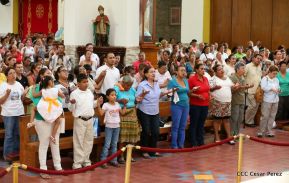 Fieles católicos le cantan a la Sangre de Cristo