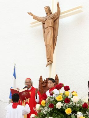 Fieles católicos le cantan a la Sangre de Cristo