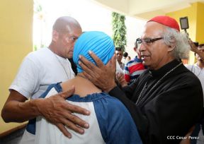 Fieles católicos le cantan a la Sangre de Cristo