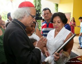 Fieles católicos le cantan a la Sangre de Cristo
