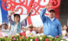Rosario y Daniel celebran junto al pueblo 38 años de Revolución