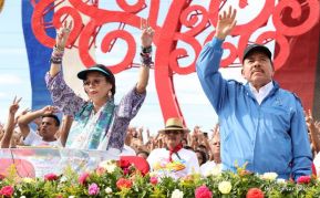 Rosario y Daniel celebran junto al pueblo 38 años de Revolución