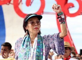 Rosario y Daniel celebran junto al pueblo 38 años de Revolución
