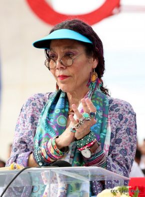 Rosario y Daniel celebran junto al pueblo 38 años de Revolución