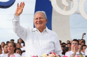 Rosario y Daniel celebran junto al pueblo 38 años de Revolución
