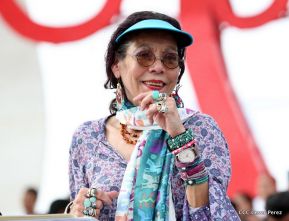 Rosario y Daniel celebran junto al pueblo 38 años de Revolución