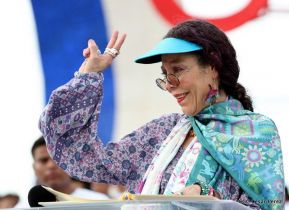 Rosario y Daniel celebran junto al pueblo 38 años de Revolución