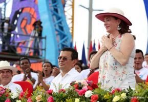 Rosario y Daniel celebran junto al pueblo 38 años de Revolución