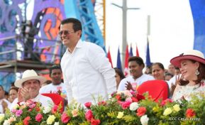 Rosario y Daniel celebran junto al pueblo 38 años de Revolución