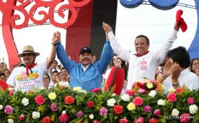 Rosario y Daniel celebran junto al pueblo 38 años de Revolución