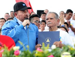 Rosario y Daniel celebran junto al pueblo 38 años de Revolución