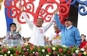 Rosario y Daniel celebran junto al pueblo 38 años de Revolución