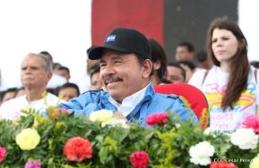 Rosario y Daniel celebran junto al pueblo 38 años de Revolución