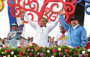 Rosario y Daniel celebran junto al pueblo 38 años de Revolución
