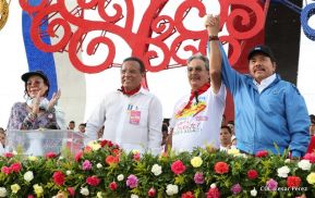 Rosario y Daniel celebran junto al pueblo 38 años de Revolución