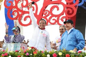 Rosario y Daniel celebran junto al pueblo 38 años de Revolución