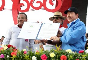 Rosario y Daniel celebran junto al pueblo 38 años de Revolución