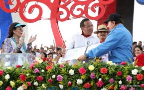 Rosario y Daniel celebran junto al pueblo 38 años de Revolución