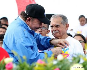Rosario y Daniel celebran junto al pueblo 38 años de Revolución