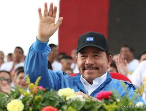 Rosario y Daniel celebran junto al pueblo 38 años de Revolución