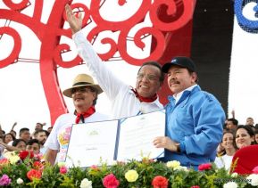 Rosario y Daniel celebran junto al pueblo 38 años de Revolución
