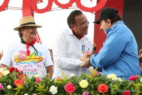 Rosario y Daniel celebran junto al pueblo 38 años de Revolución