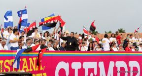 Rosario y Daniel celebran junto al pueblo 38 años de Revolución