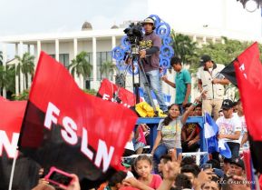 Rosario y Daniel celebran junto al pueblo 38 años de Revolución
