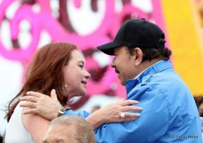 Rosario y Daniel celebran junto al pueblo 38 años de Revolución