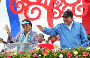 Rosario y Daniel celebran junto al pueblo 38 años de Revolución