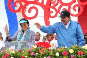 Rosario y Daniel celebran junto al pueblo 38 años de Revolución