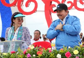 Rosario y Daniel celebran junto al pueblo 38 años de Revolución