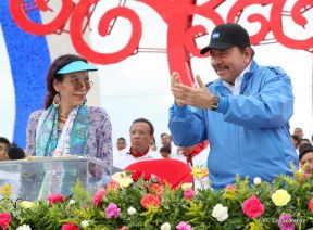 Rosario y Daniel celebran junto al pueblo 38 años de Revolución