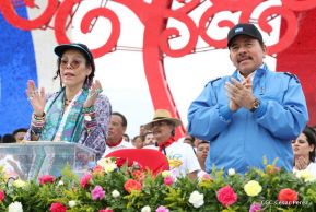 Rosario y Daniel celebran junto al pueblo 38 años de Revolución