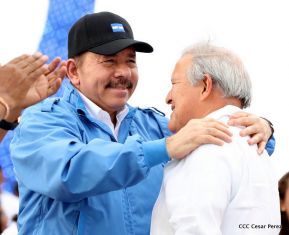 Rosario y Daniel celebran junto al pueblo 38 años de Revolución